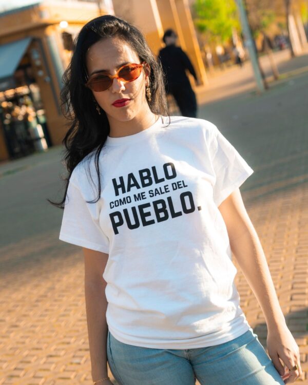 Hablo como me sale del pueblo camiseta blanca delante