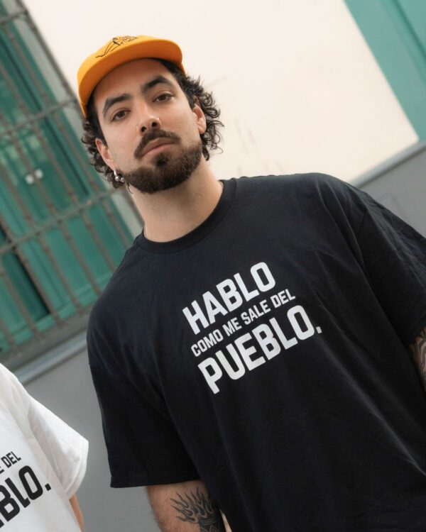 Hablo como me sale del pueblo camiseta negra delante